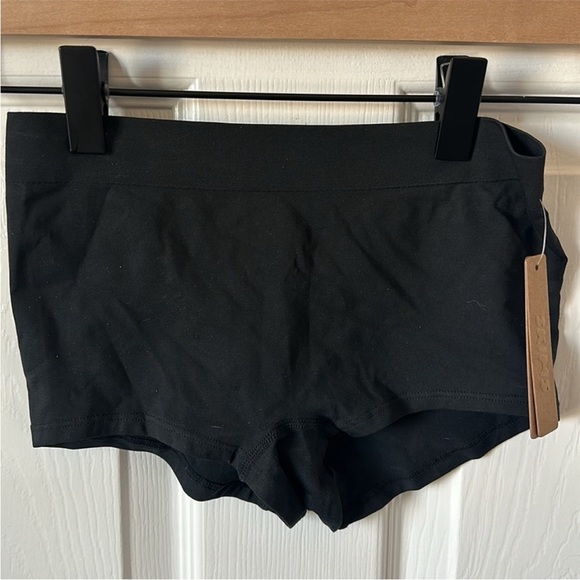 NWT SKIMS soft smoothing boy short in black/eclipse - Picture 6 of 8